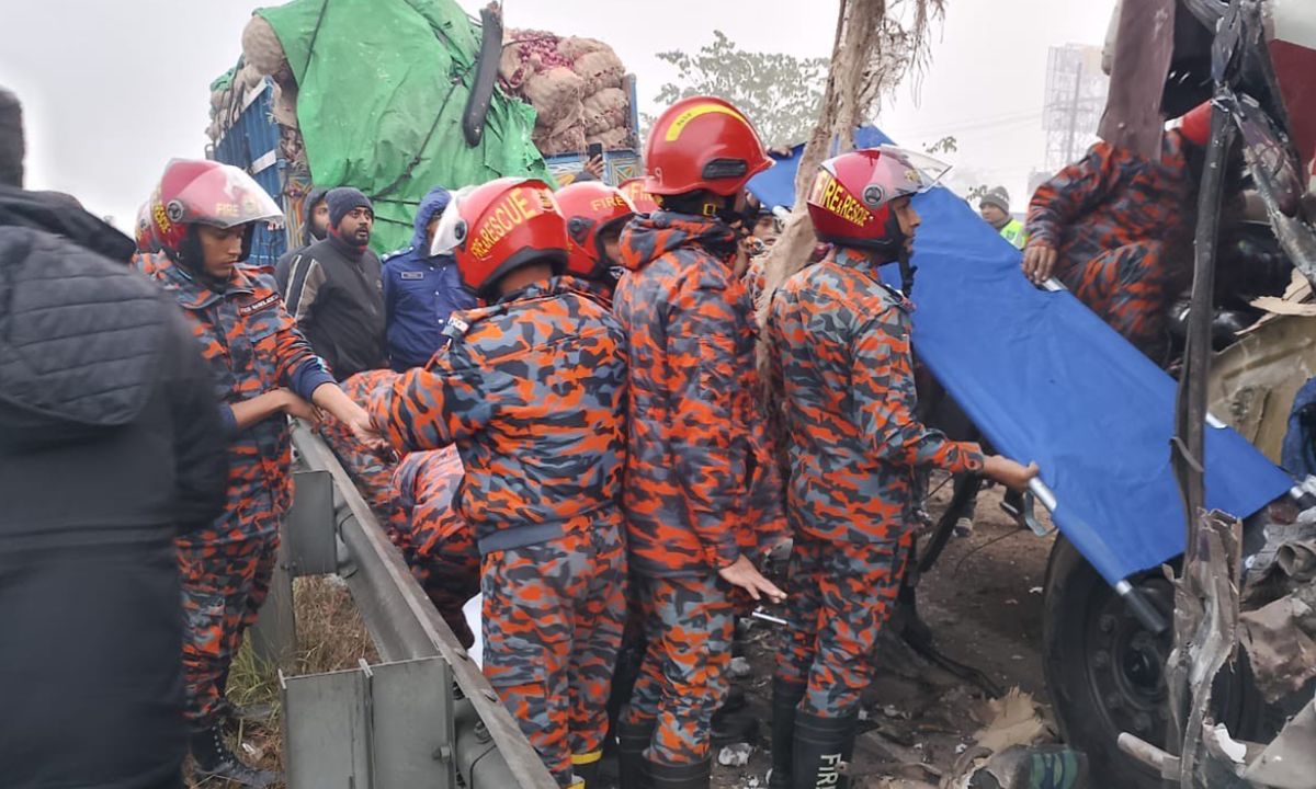 দুর্ঘটনাস্থলে ফায়ার সার্ভিসের কর্মীরা। ছবি : সংগৃহীত
