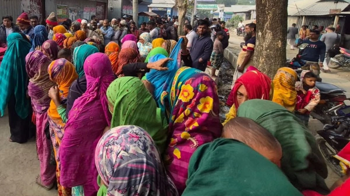 ভোটার হচ্ছে সিরাজগঞ্জের মানুষজন। ছবি- রূপালী বাংলাদেশ