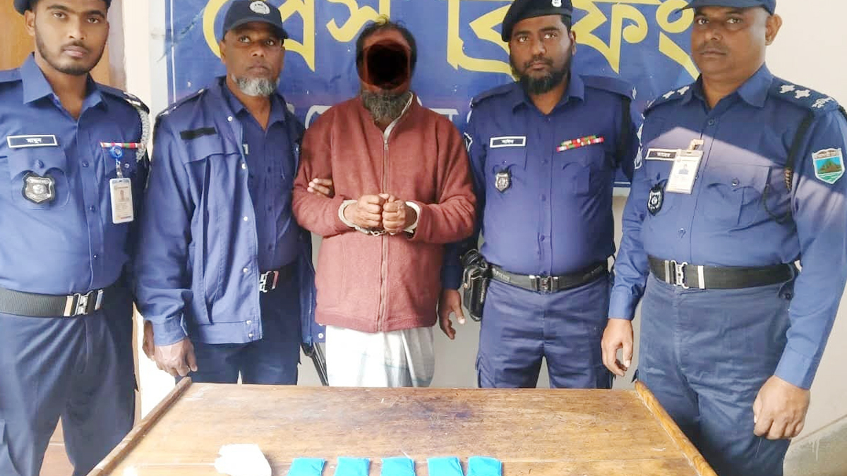 সিরাজগঞ্জে মাদক কারবারিকে আটক করে পুলিশ। ছবি- রূপালী বাংলাদেশ