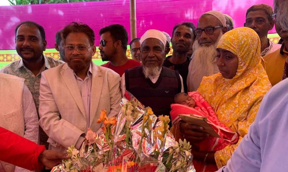 ভোটকেন্দ্রে জন্ম নেওয়া শিশু খালেদাকে দেখতে তার বাড়িতে সিরাজগঞ্জ-৩ আসনের নবনির্বাচিত সংসদ সদস্য ভিপি আয়নুল হক। ছবি : রূপালী বাংলাদেশ