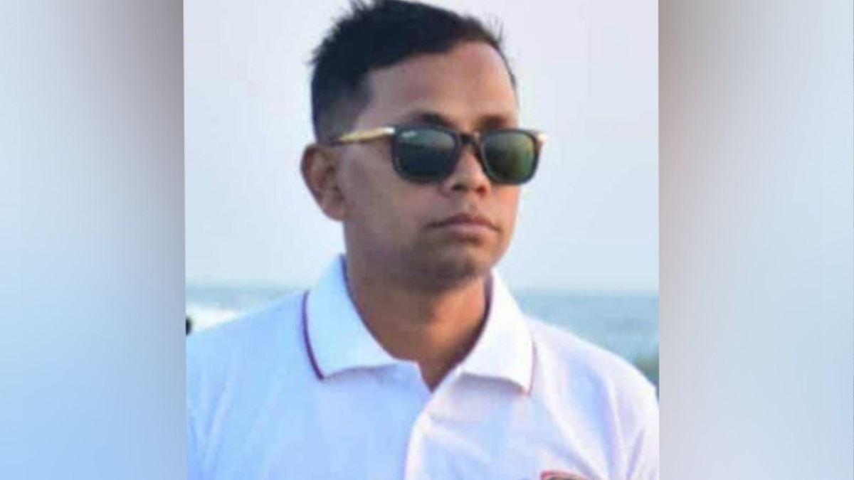 রবীন্দ্র বিশ্ববিদ্যালয়ের পরিচ্ছন্নতাকর্মী মনিরুল ইসলাম।    ছবি- রূপালী বাংলাদেশ