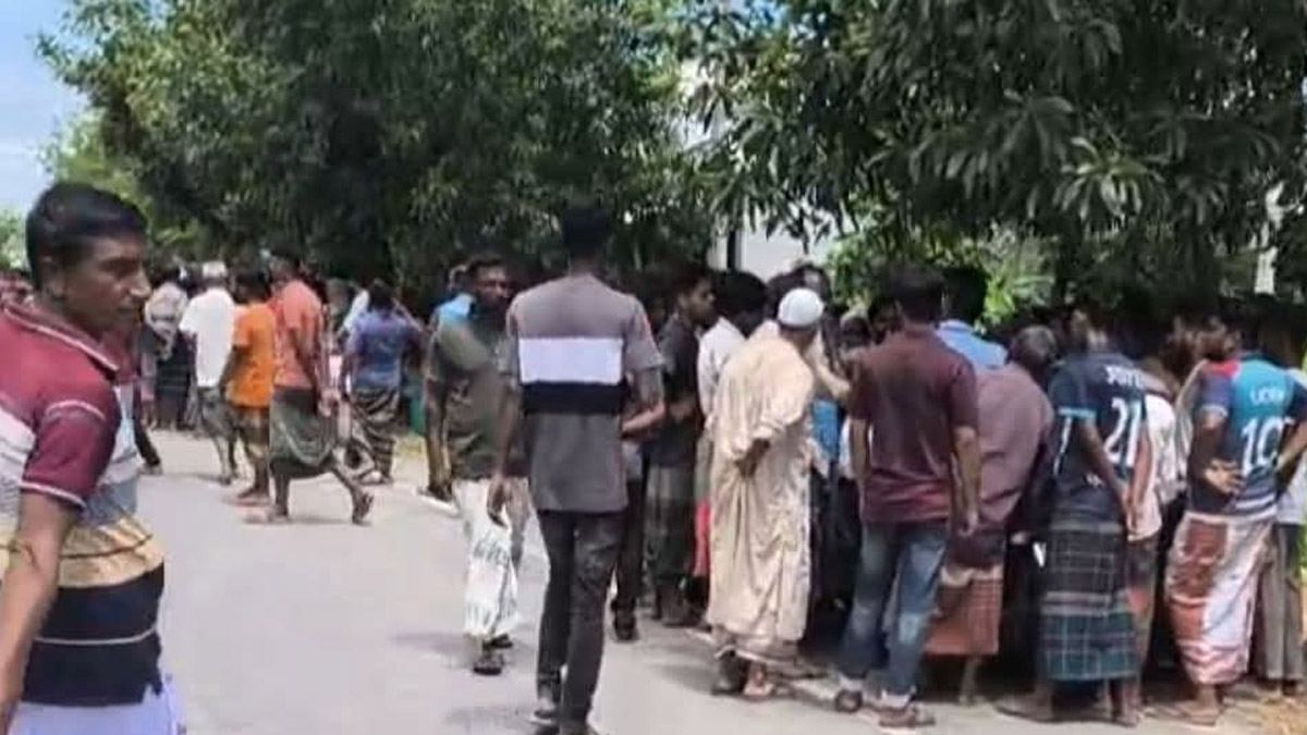 মরদেহ দেখতে ভিড় করেন জনতা।   ছবি- রূপালী বাংলাদেশ