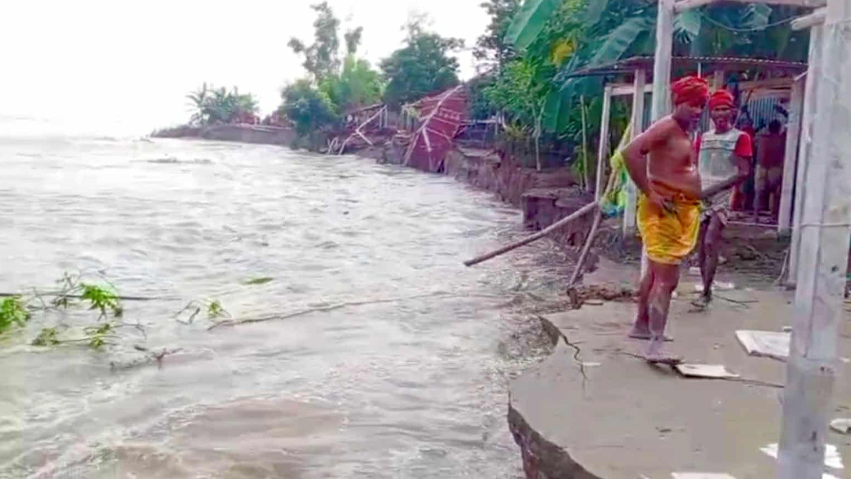 যমুনার নদীভাঙন থেকে রক্ষা করতে বসতভিটা সরিয়ে নিচ্ছে স্থানীয়রা।   ছবি- রূপালী বাংলাদেশ