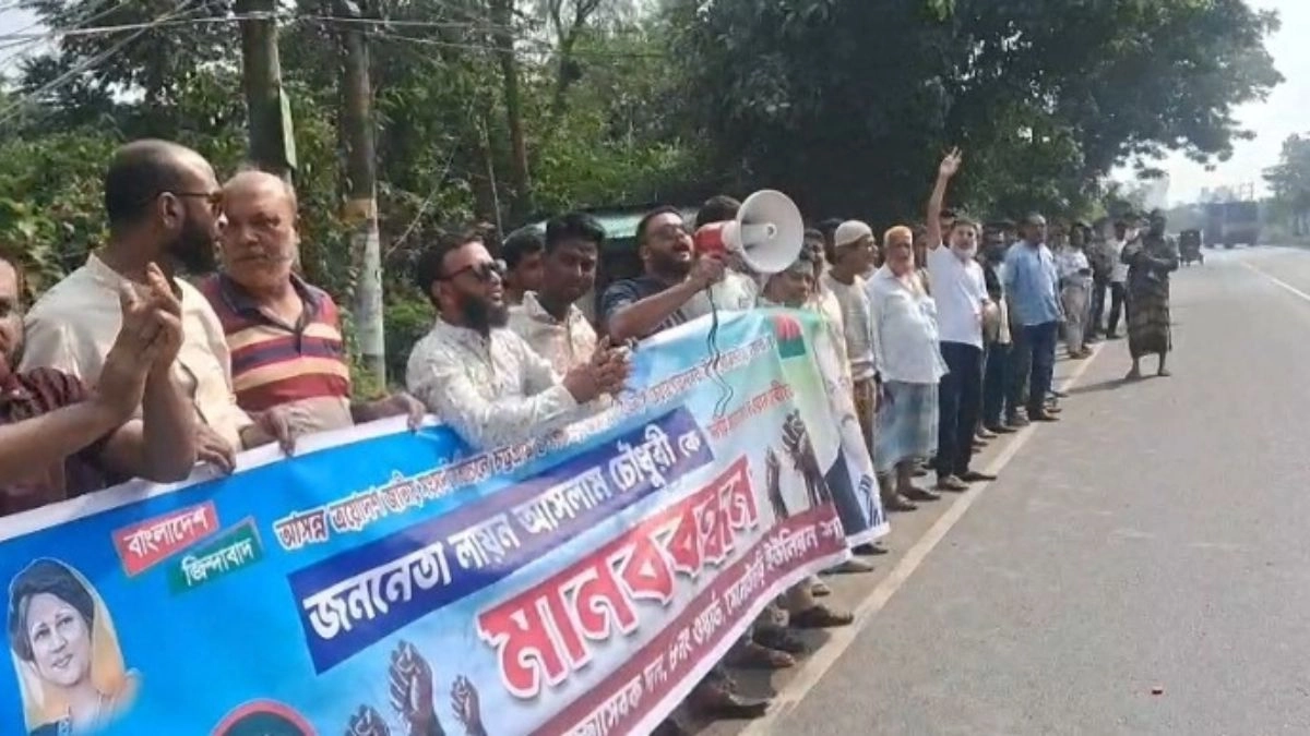 ঢাকা-চট্টগ্রাম মহাসড়কের সোনাইছড়ি ইউনিয়নের লালবাগ এলাকাতে বিএনপির নেতাকর্মীদের মানববন্ধন। ছবি- রূপালী বাংলাদেশ