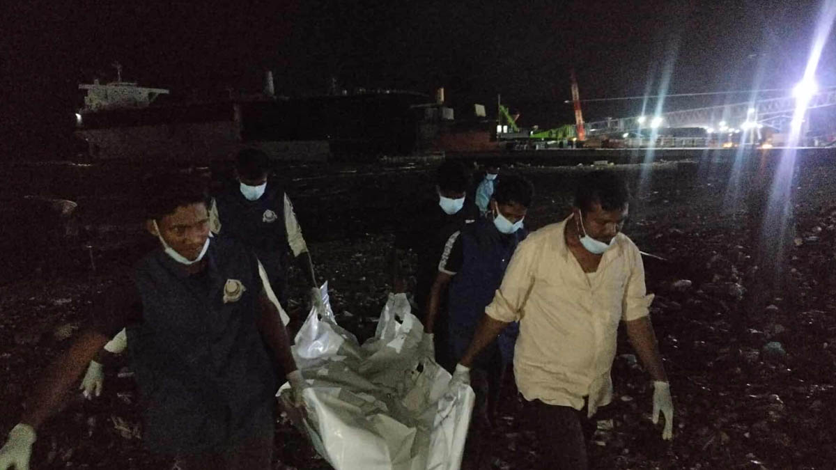সীতাকুণ্ড উপজেলার ভাটিয়ারী ইউনিয়নের একটি শীর্প ইয়ার্ডের সাগর তীর থেকে অর্ধগলিত একটি লাশ উদ্ধার করা হয়েছে। ছবি- রূপালী বাংলাদেশ