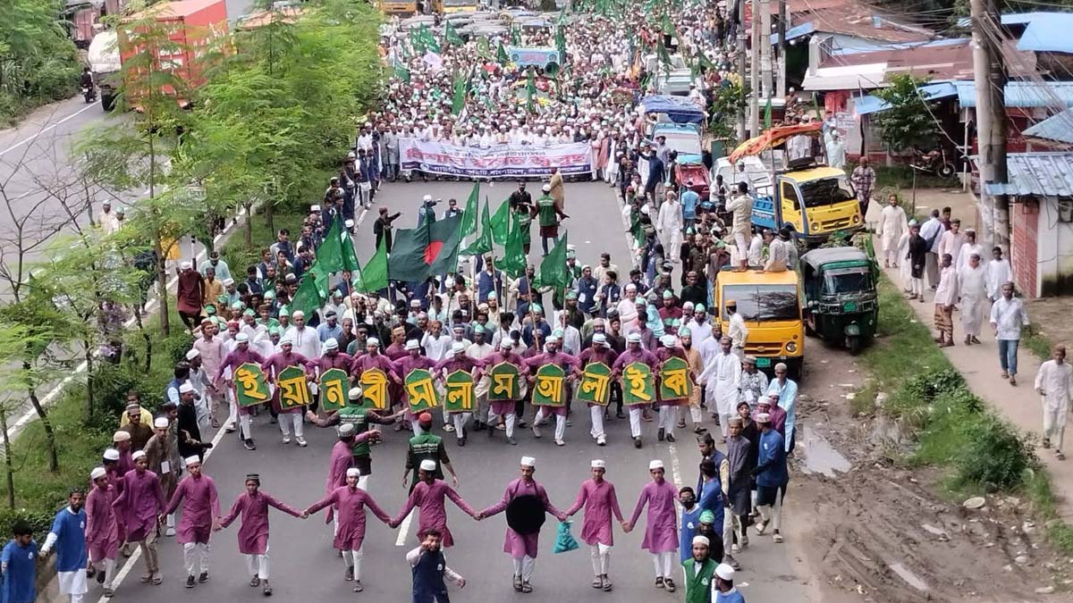 সীতাকুণ্ডে পবিত্র ঈদে মিলাদুন্নবী (সা.)-কে স্বাগত জানিয়ে জুলুস ও র‌্যালি। ছবি- রূপালী বাংলাদেশ