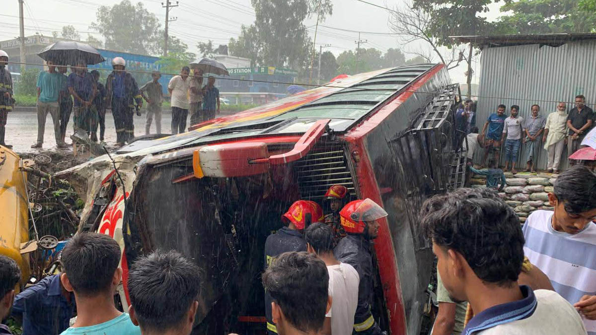 সীতাকুণ্ডে নিয়ন্ত্রণ হারিয়ে খাদে পড়ছে যাত্রীবাহী বাস। ছবি- রূপালী বাংলাদেশ