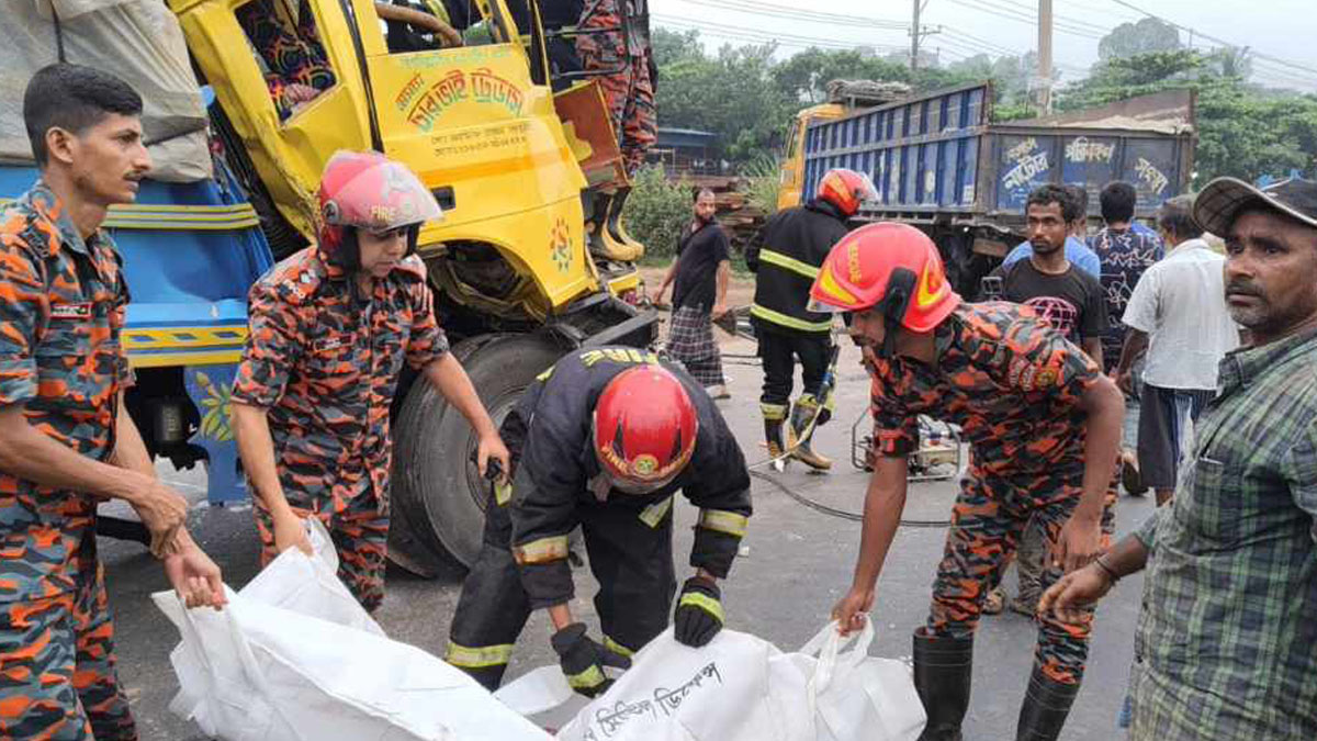 সীতাকুণ্ডে দুটি মালবাহী ট্রাকের সংঘর্ষ। ছবি- রূপালী বাংলাদেশ