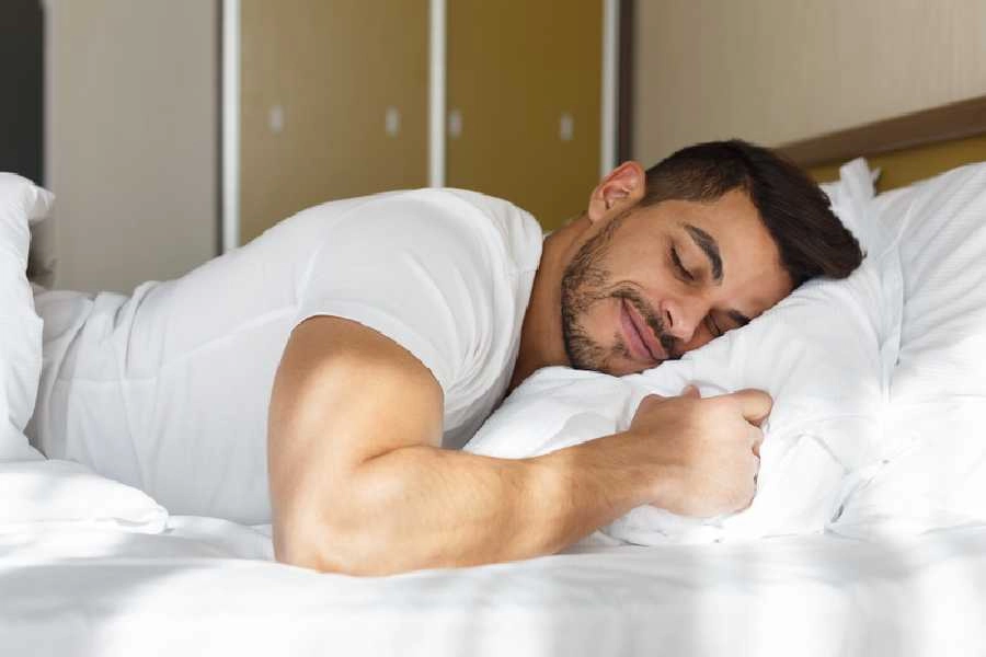 উপুড় হয়ে ঘুমালে কী ক্ষতি হয় শরীরের? ছবি- সংগৃহীত