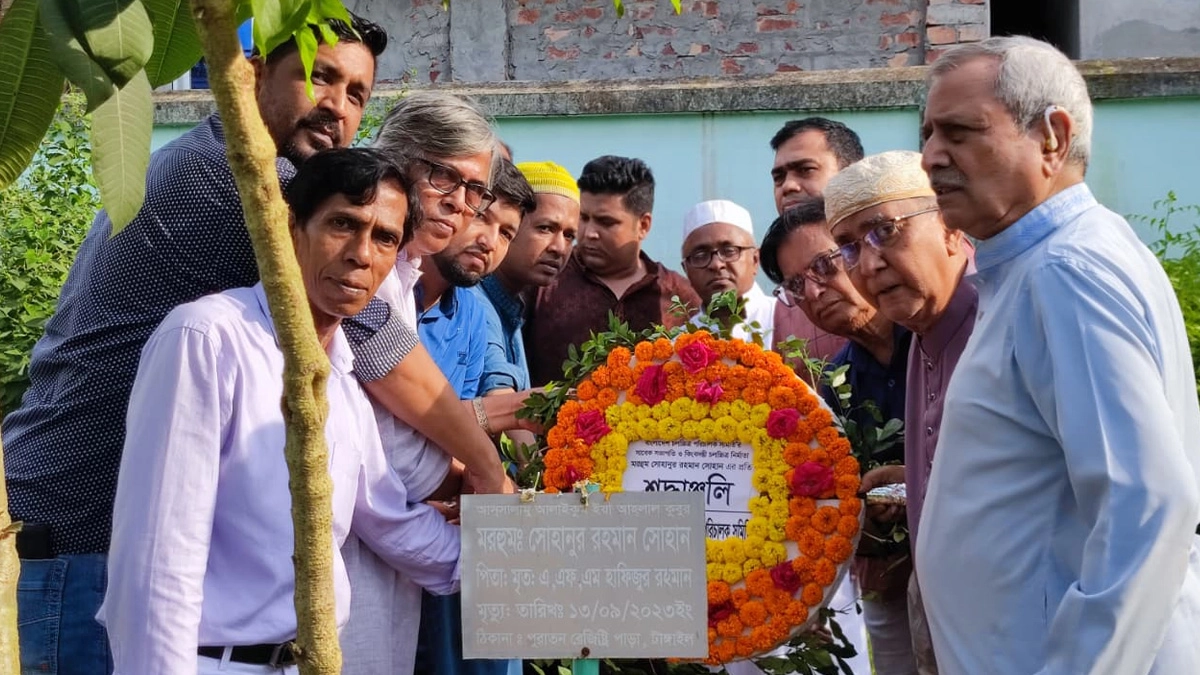 সোহানুর রহমান সোহানের দ্বিতীয় মৃত্যুবার্ষিকীতে ফুলেল শ্রদ্ধা জানাতে ঢাকা থেকে টাঙ্গাইলে যান চিত্রকর্মীরা।   ছবি- রূপালী বাংলাদেশ