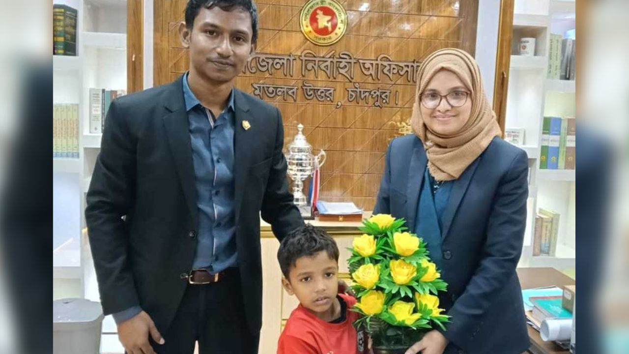 উপজেলা নির্বাহী অফিসারের কার্যালয়ে খুদে মেসি সোহান। ছবি- সংগৃহীত