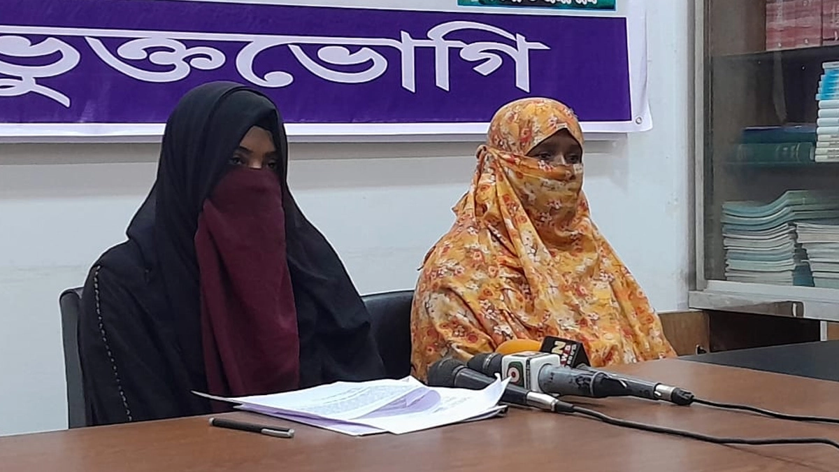 সংবাদ সম্মেলনে কথা বলেন শামীমের স্ত্রী পিংকী খাতুন।   ছবি- সংগৃহীত