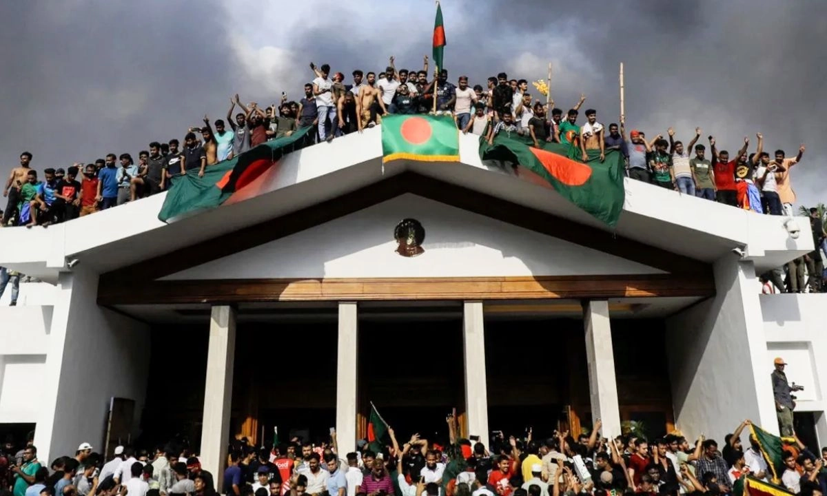 ২০২৪ সালের ৫ আগস্ট আন্দোলনকারীরা গণভবনে। ছবি- সংগৃহীত