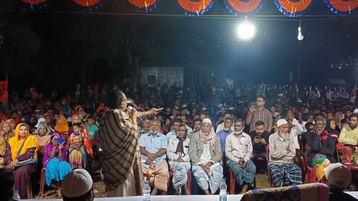 বক্তব্য দেন টাঙ্গাইল‑১ (মধুপুর‑ধনবাড়ী) আসনে বিএনপির মনোনীত প্রার্থী ফকির মাহবুব আনাম স্বপন। ছবি- রূপালী বাংলাদেশ