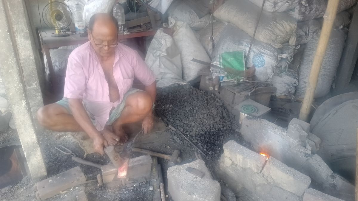 লোহাতে জীবন দিচ্ছেন স্বপন চন্দ্র ভূমিক। ছবি- রূপালী বাংলাদেশ