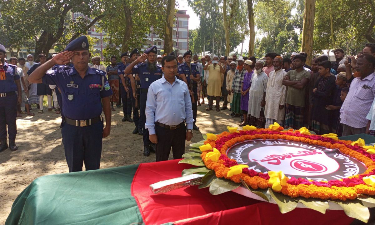 মো. আমজাদ হোসেনকে রাষ্ট্রীয় মর্যাদায় দাফন। ছবি- রূপালী বাংলাদেশ