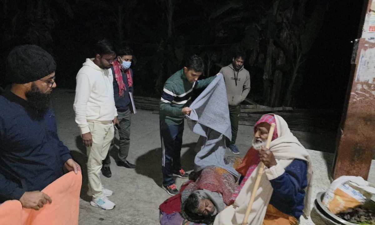 শীতার্তদের পাশে সরিষাবাড়ী উপজেলার নির্বাহী কর্মকর্তা (ইউএনও) মো. তাসনিমুজ্জামান। ছবি- রূপালী বাংলাদেশ