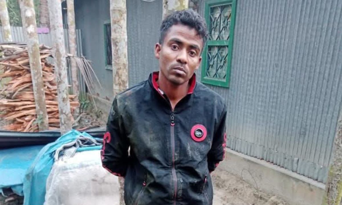 আটক যুবক। ছবি : রূপালী বাংলাদেশ