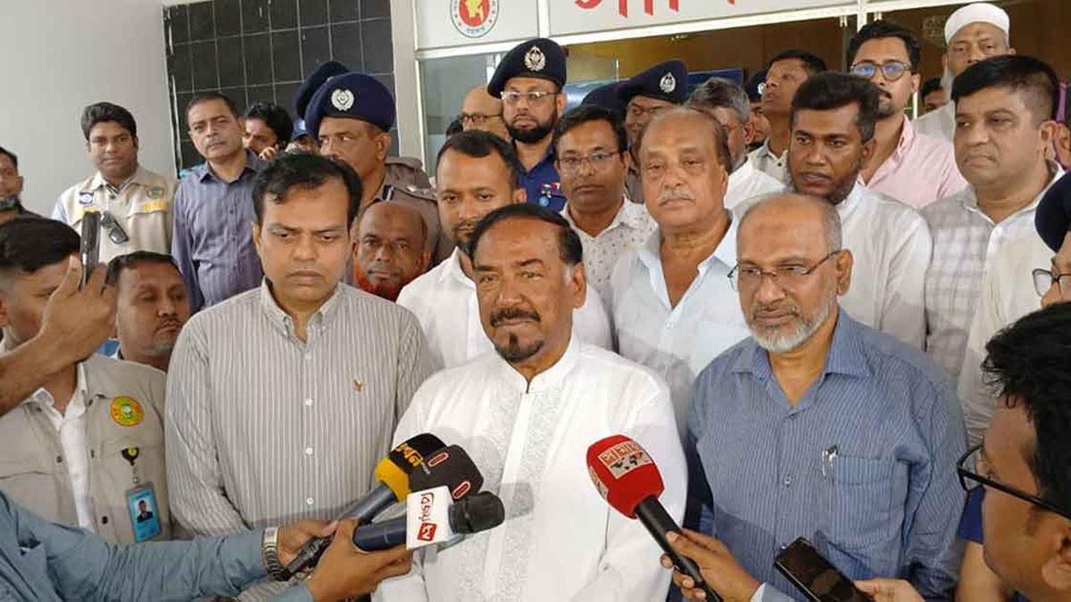 বরিশাল সার্কিট হাউসে সাংবাদিকদের সঙ্গে কথা বলেন স্পিকার হাফিজ উদ্দিন আহমদ।  ছবি : সংগৃহীত
