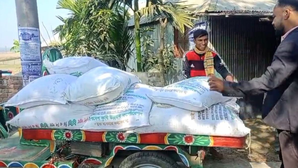 শেরপুরে সার পাচারকালে জনতার হাতে আটক