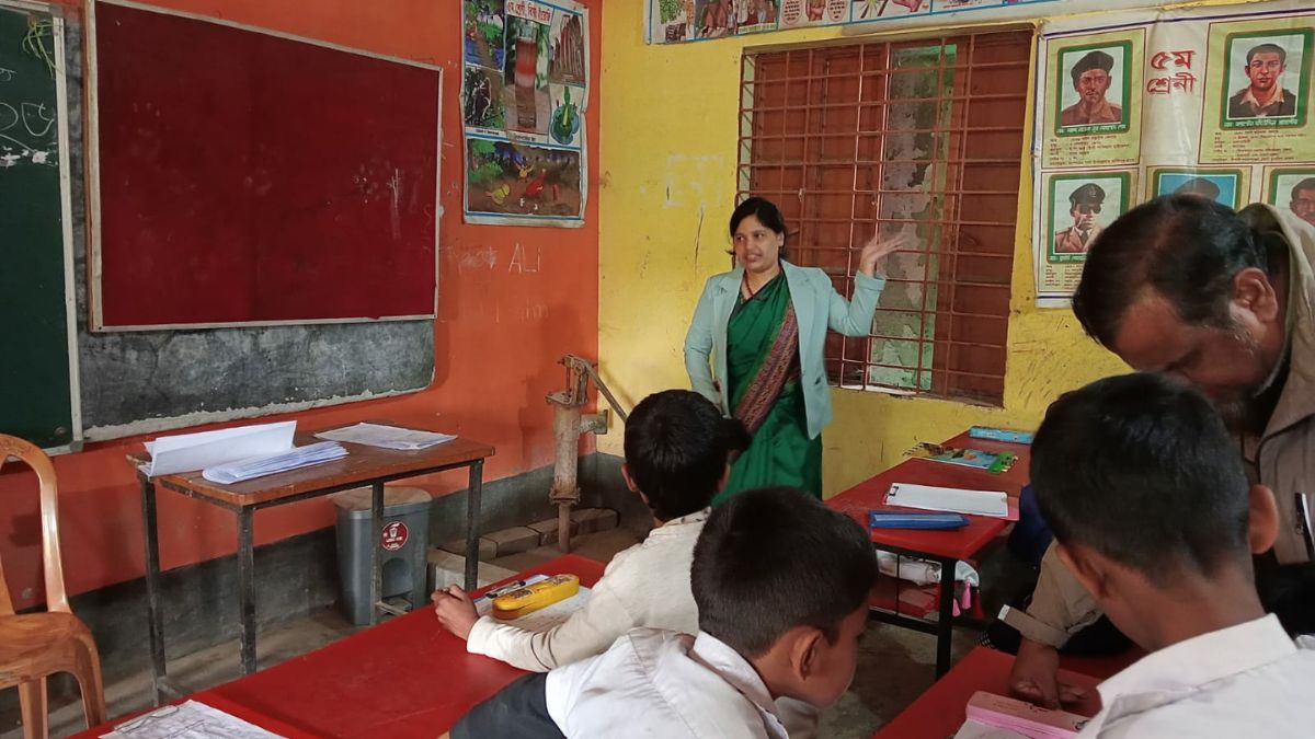 শ্রীবরদী উপজেলা নির্বাহী অফিসার মনীষা আহমেদ প্রাথমিকের পরীক্ষা নিচ্ছেন। ছবি- রূপালী বাংলাদেশ