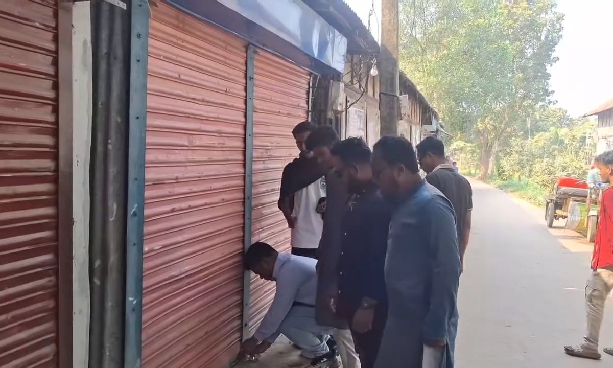 শ্রীনগরে আওয়ামী লীগের কার্যালয়ে তালা। ছবি : রূপালী বাংলাদেশ