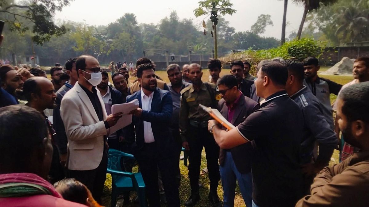 বিচারাধীন জমিটিতে এসি ল্যান্ডের উচ্ছেদ অভিযান। ছবি- রূপালী বাংলাদেশ