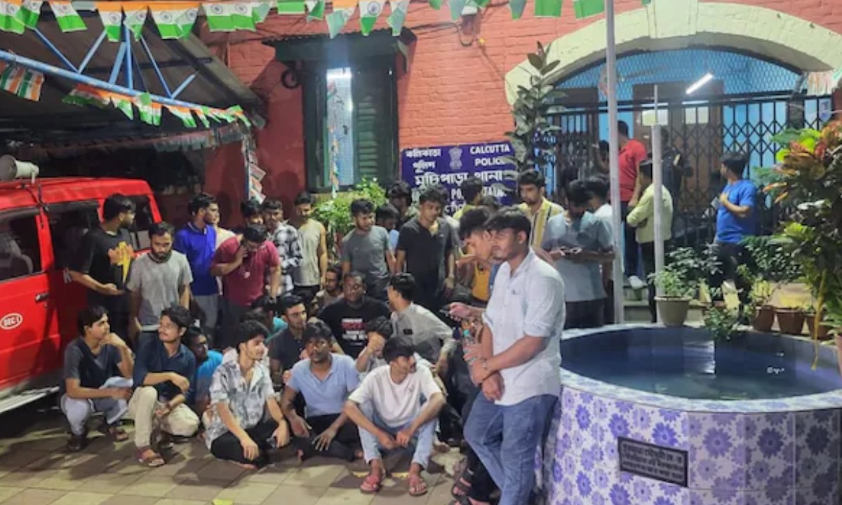 মুচিপাড়া থানায় অভিযোগ দেওয়ার পর কলকাতা বিশ্ববিদ্যালয়ের কয়েকজন শিক্ষার্থী। ছবি- সংগৃহীত