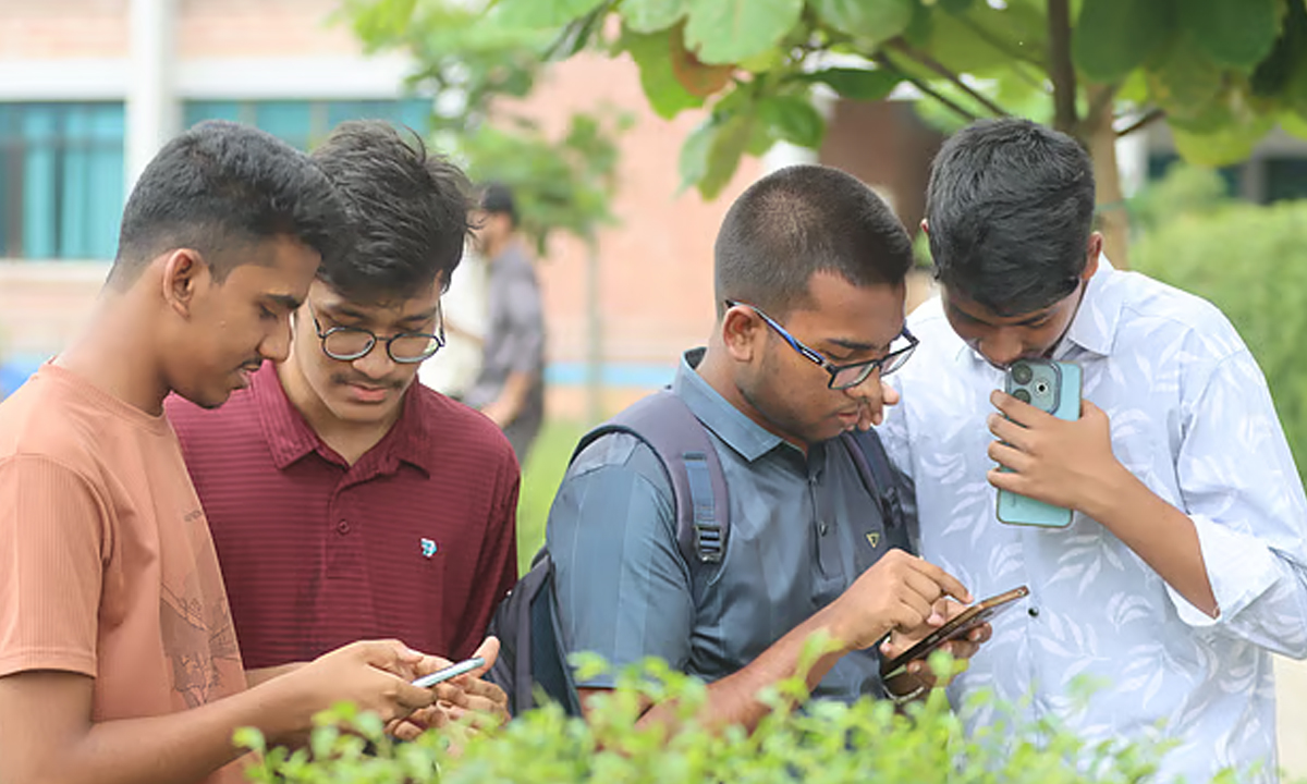 মোবাইলে ফলাফল দেখছে শিক্ষার্থীরা। ছবি- সংগৃহীত