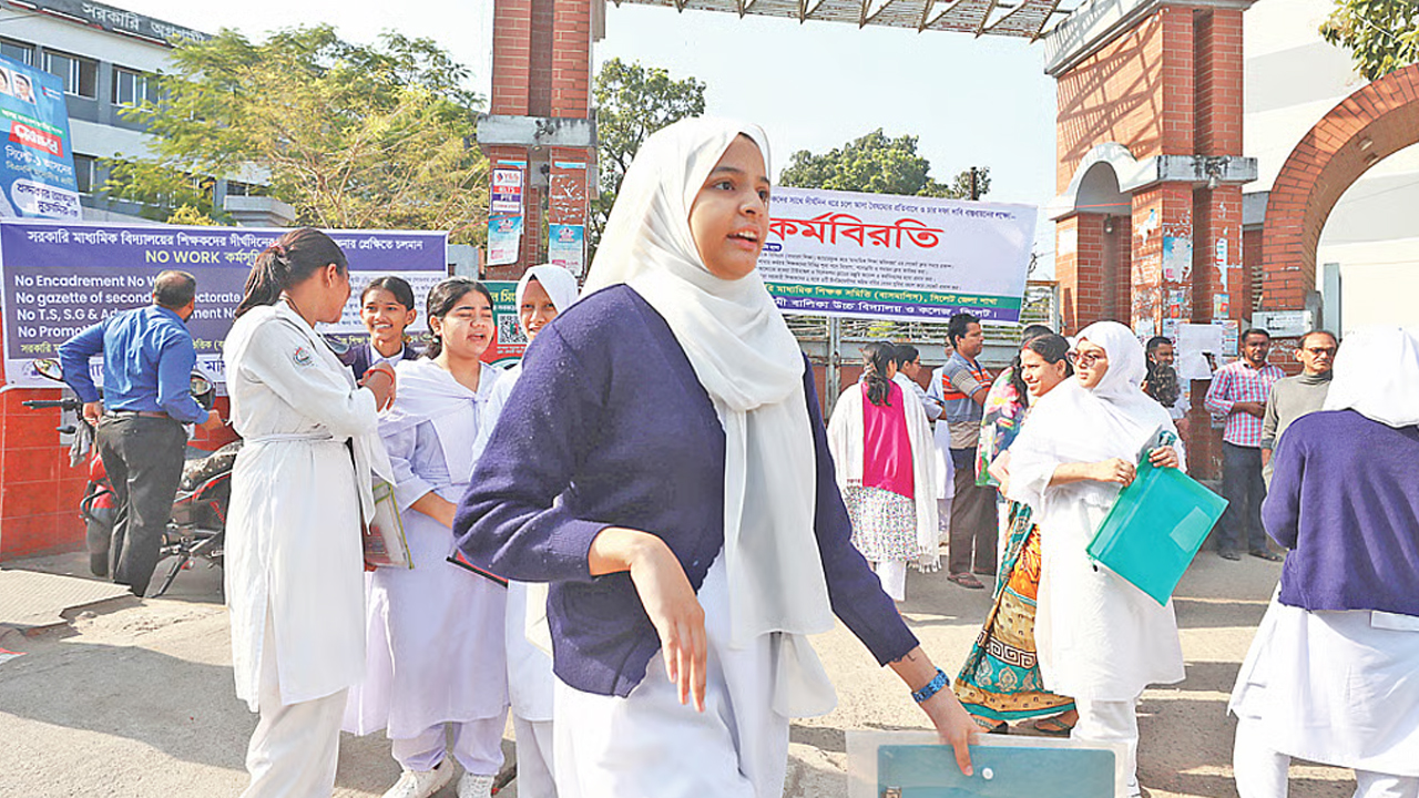 গতকাল সোমবার পরীক্ষা স্থগিত হওয়ার বিষয়ে না জানায় অনেক শিক্ষার্থী স্কুলে এসে ফিরে যায়। ছবি- সংগৃহীত