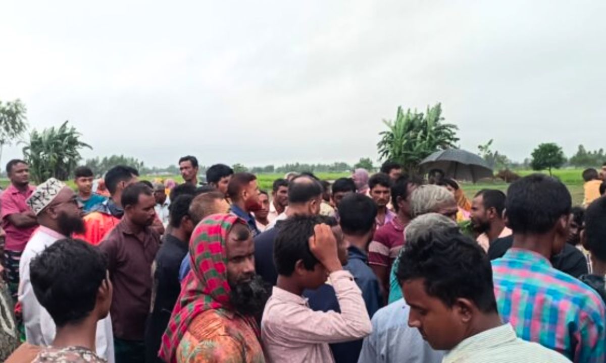 চোর সন্দেহে পিটিয়ে হত্যার পর গ্রামবাসীর ভিড়