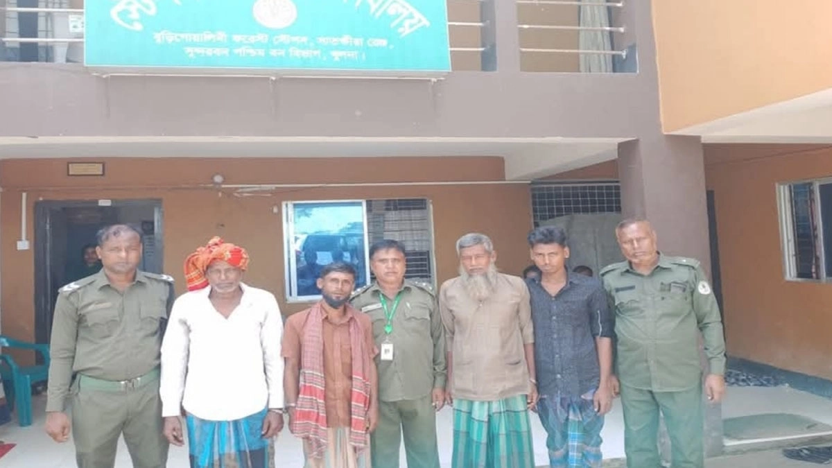 আটককৃত জেলেরা।   ছবি- রূপালী বাংলাদেশ