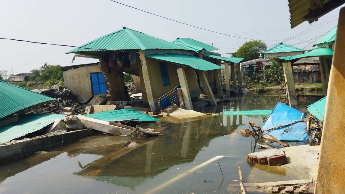 সুরখালী ইউনিয়নের রায়পুর আশ্রয়ণ প্রকল্পের ঘর ভেঙে পড়েছে। ছবি- রূপালী বাংলাদেশ