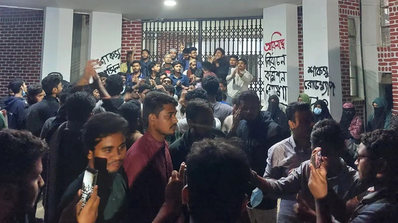 শাবিপ্রবিতে শাকসু নির্বাচন নিয়ে উত্তেজনা, উপাচার্য অবরুদ্ধ