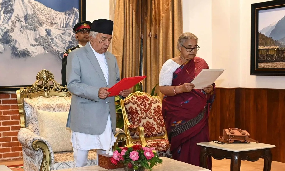 নেপালের অন্তর্বর্তীকালীন প্রধানমন্ত্রী হিসেবে শপথ নিচ্ছেন সুশীলা কার্কি। ছবি- রয়টার্স