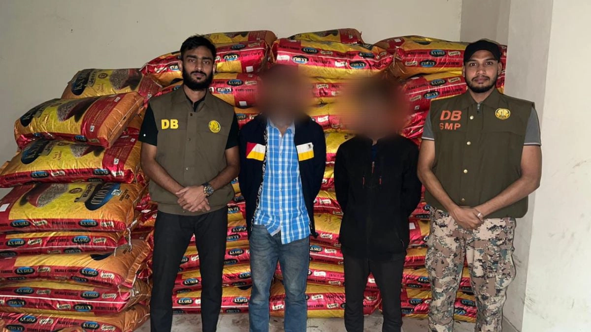 আটকৃত ২ জন। ছবি- রূপালী বাংলাদেশ