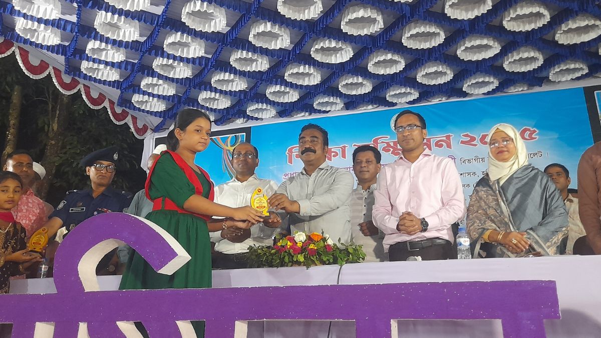 সম্মাননা স্মারক তুলে দেন সিলেটের বিভাগীয় কমিশনার খান মো. রেজা-উন-নবী। ছবি- রূপালী বাংলাদেশ