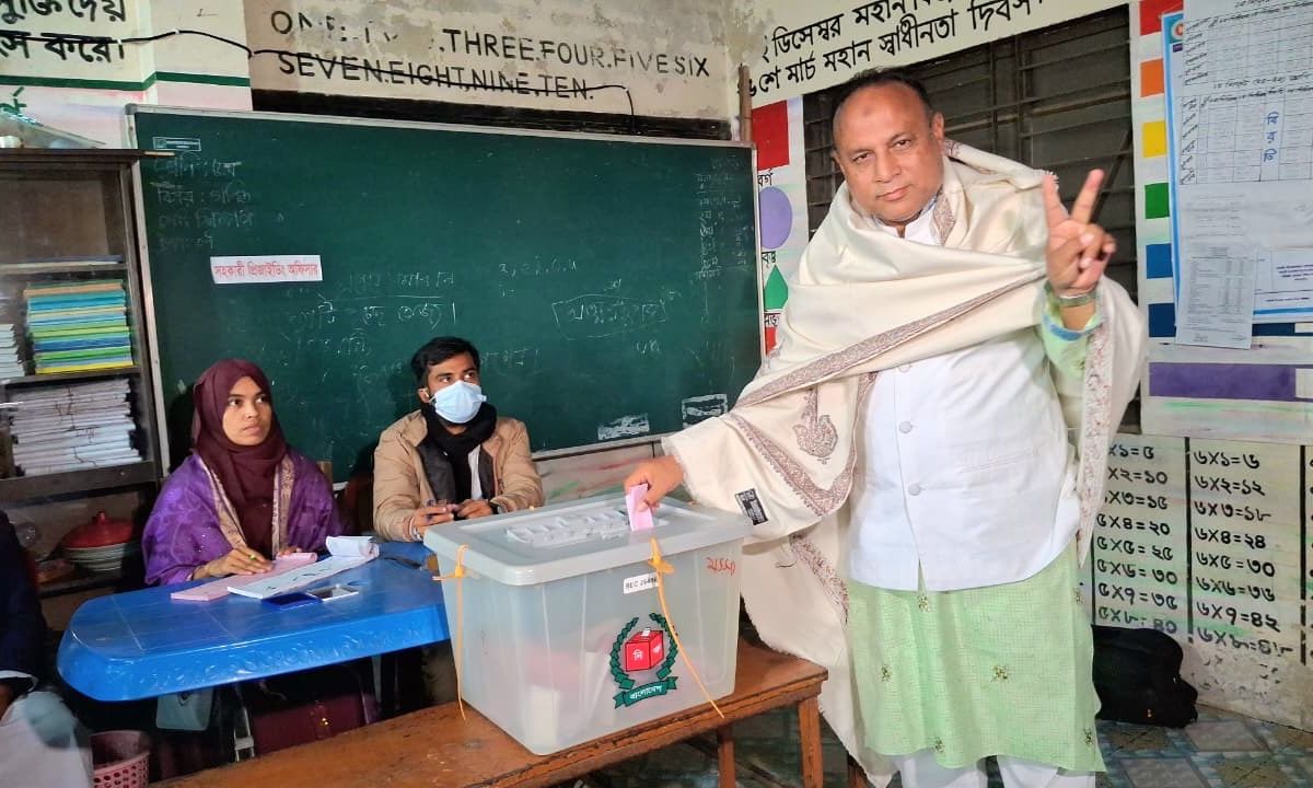সিলেটের কতোয়ালপুর কারিপাড়া সদানন্দ সরকারি প্রাথমিক বিদ্যালয় কেন্দ্রে ভোট দেন বিএনপি প্রার্থী অ্যাডভোকেট এমরান আহমদ চৌধুরী। ছবি : রূপালী বাংলাদেশ