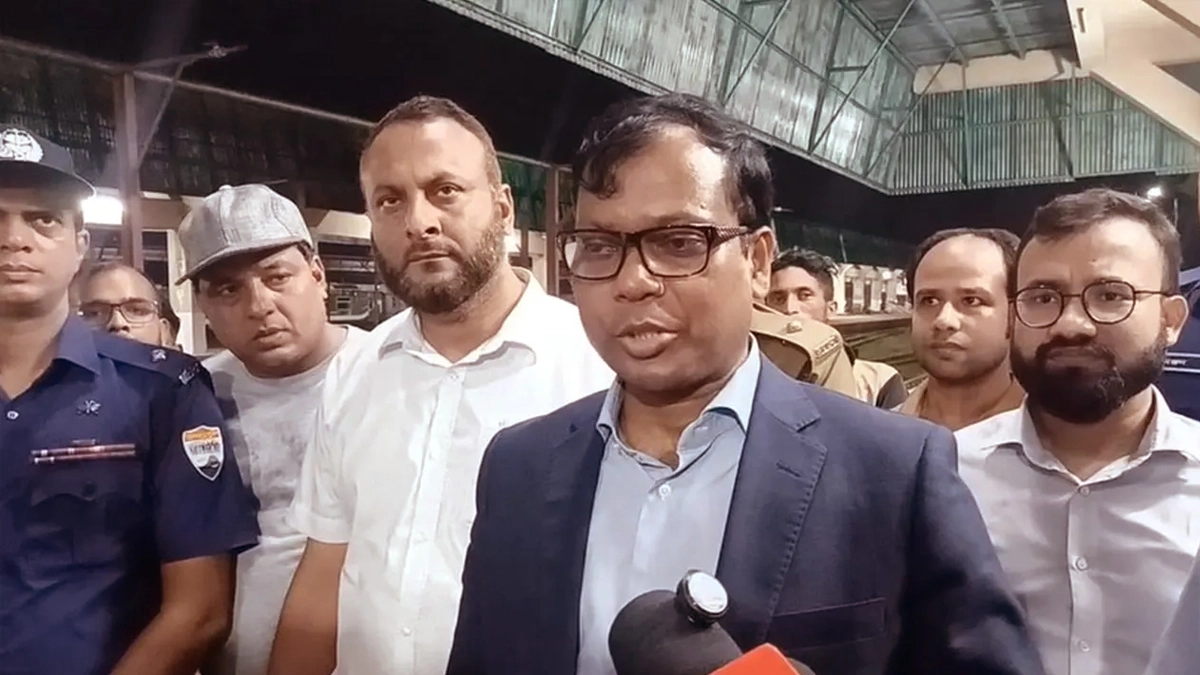 সিলেট রেলস্টেশন পরিদর্শন করেন ডিসি মো. সারোয়ার আলম।  ছবি- সংগৃহীত