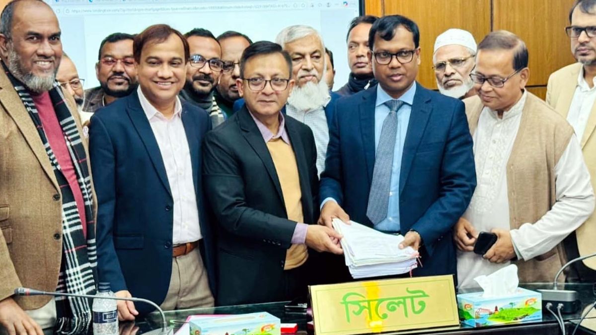 সিলেট জেলা প্রশাসকের কার্যালয়ে জেলা প্রশাসক ও জেলা রিটার্নিং অফিসার মো. সারওয়ার আলমের কাছে মনোনয়ন জমা দিলেন খন্দকার আব্দুল মুক্তাদির। ছবি- রূপালী বাংলাদেশ