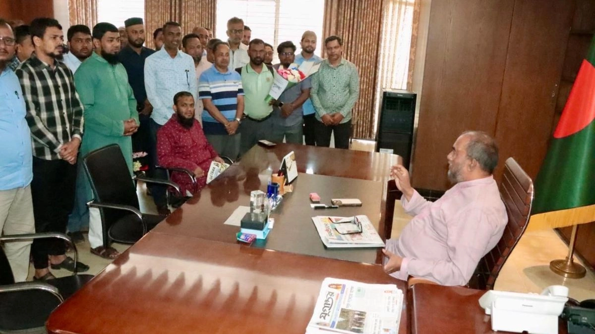 কথা বলেন সিলেট সিটি করপোরেশনের নবনিযুক্ত প্রশাসক আব্দুল কাইয়ুম চৌধুরী। ছবি : রূপালী বাংলাদেশ