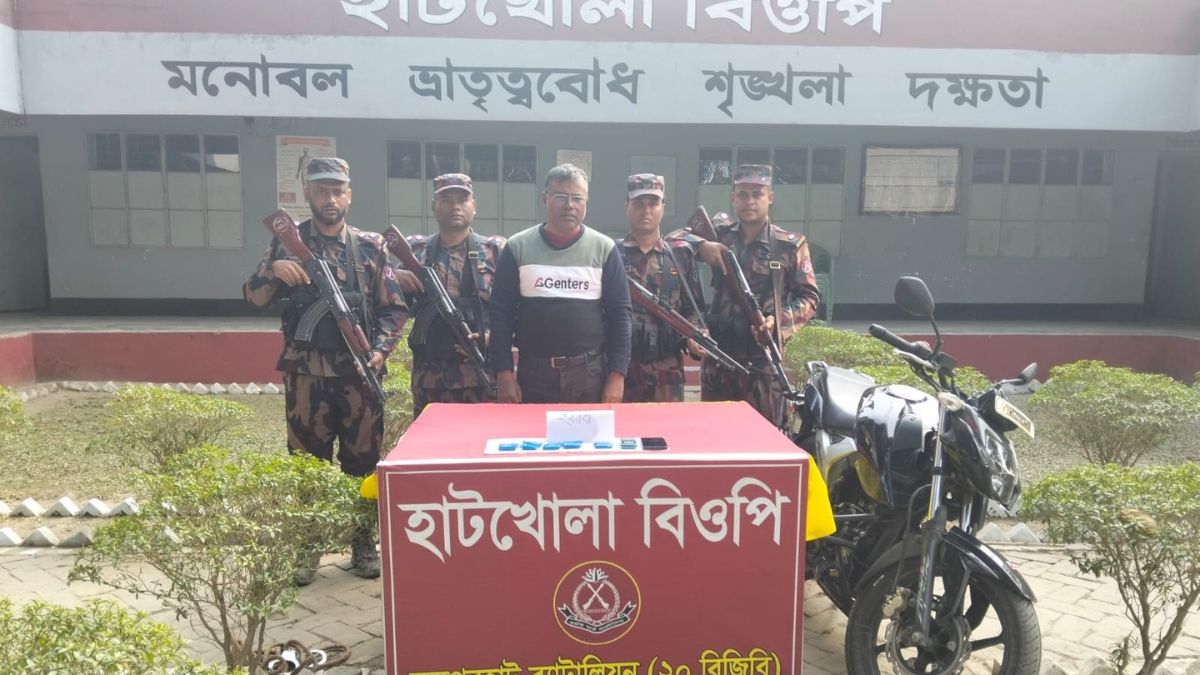 ইয়াবাসহ আটক তাজুল ইসলাম। ছবি- রূপালী বাংলাদেশ