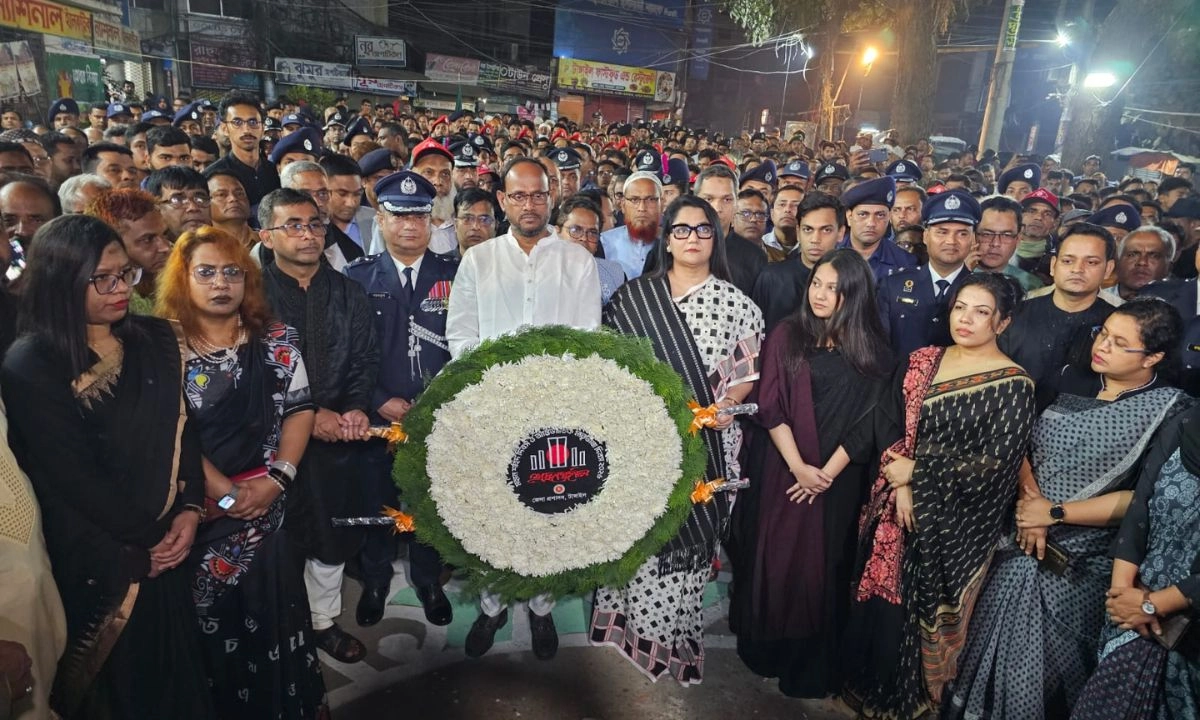 কেন্দ্রীয় শহীদ মিনারে পুষ্পস্তবক অর্পণ