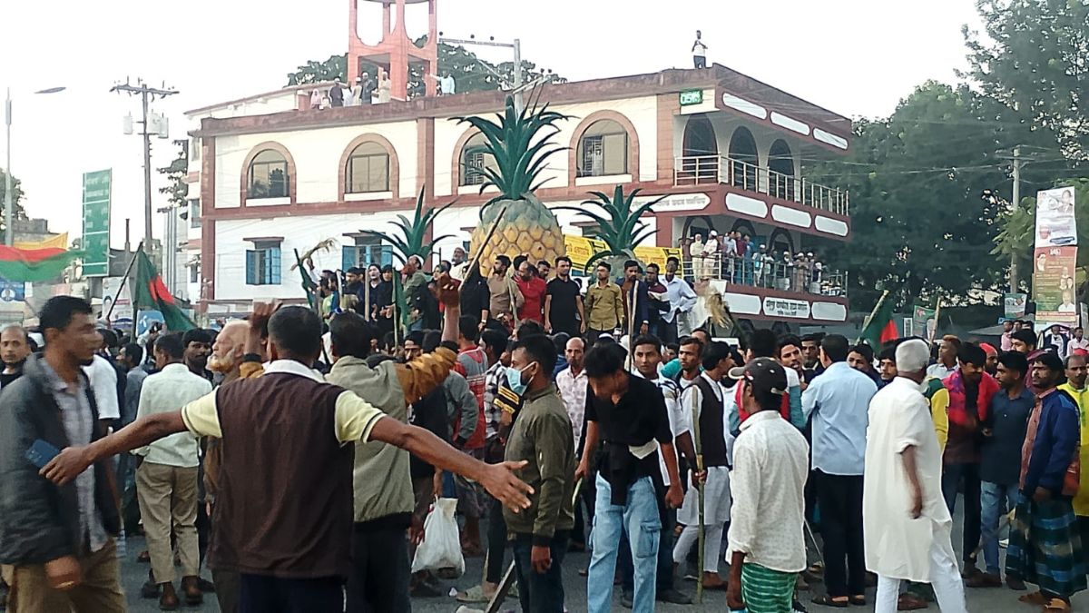 টাঙ্গাইলে বিএনপির দু’পক্ষের সংঘর্ষ। ছবি- রূপালী বাংলাদেশ