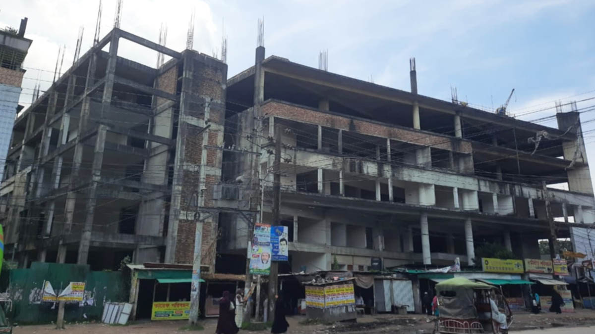 টাঙ্গাইলে প্রায় দশ বছর আগে বহুমুখী বাণিজ্যিক ভবন। ছবি- রূপালী বাংলাদেশ