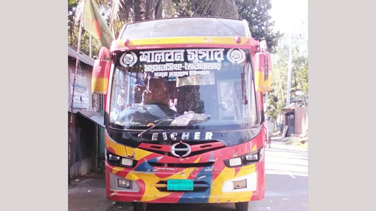 গোপালপুরে চলন্ত বাসের ধাক্কায় এক বৃদ্ধ পথচারী নিহত। ছবি- রূপালী বাংলাদেশ