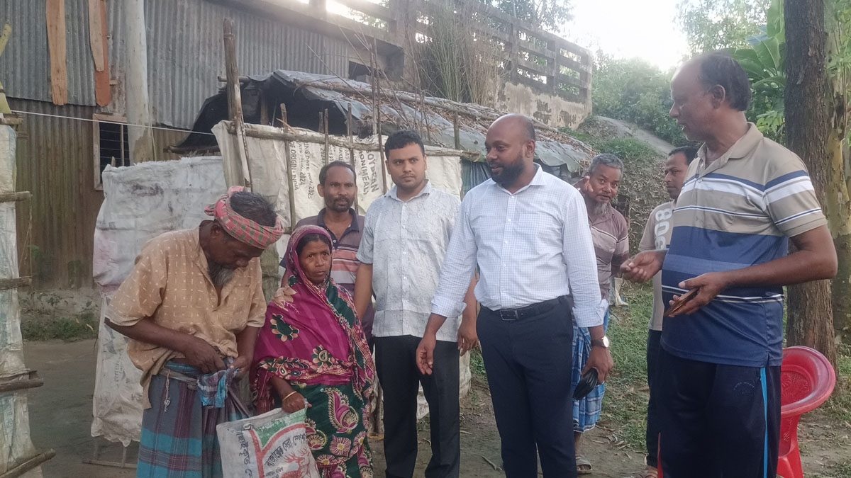 লৌহজং নদীর ব্রিজের নিচে সোনা খলিফার সংসার।  ছবি- রূপালী বাংলাদেশ