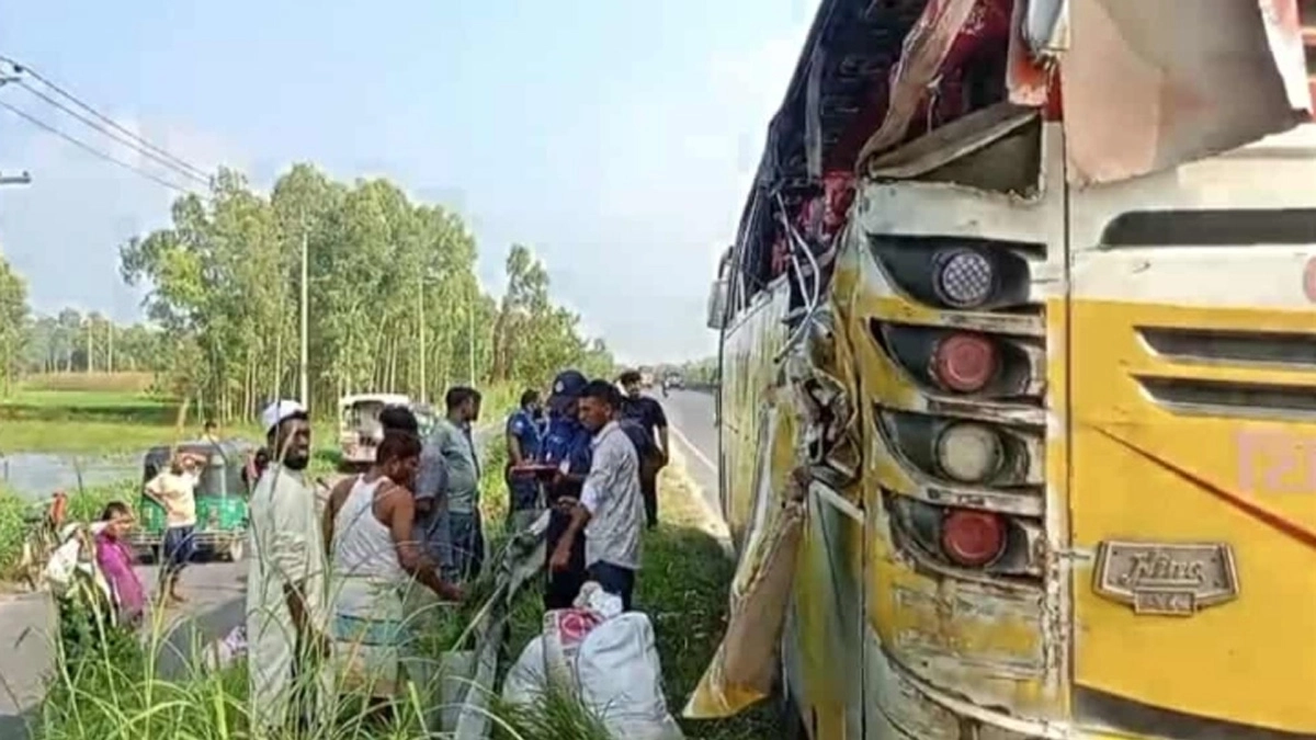 দুর্ঘটনা কবলিত বাস।  ছবি- সংগৃহীত