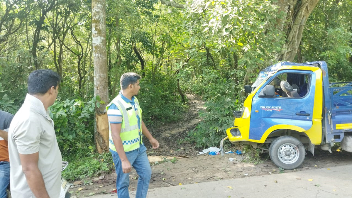 পিকআপটি সড়কের পাশে গাছের সঙ্গে সজোরে ধাক্কা খায়।      ছবি- রূপালী বাংলাদেশ