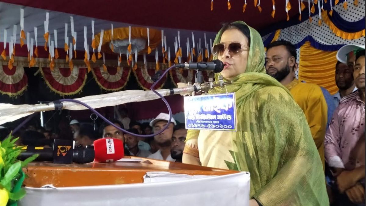 বক্তব্য দেন জেএসডি সিনিয়র সহসভাপতি তানিয়া রব। ছবি- রূপালী বাংলাদেশ